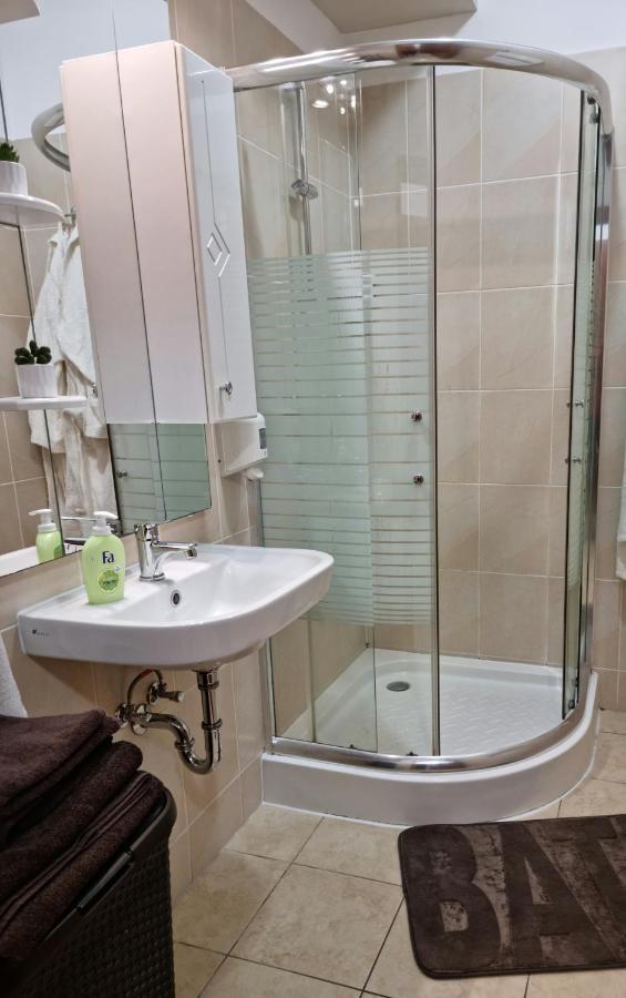 Relax Wellness Studio Hajduszoboszlo Daire Dış mekan fotoğraf